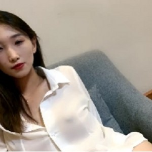 苗条身材的小乖乖女跪在桌子上展示细腰美臀，翘臀表情乱来骚视频（1V，348MB）